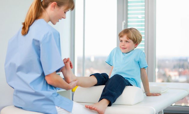 Боли в коленях у детей и подростков — что делать?