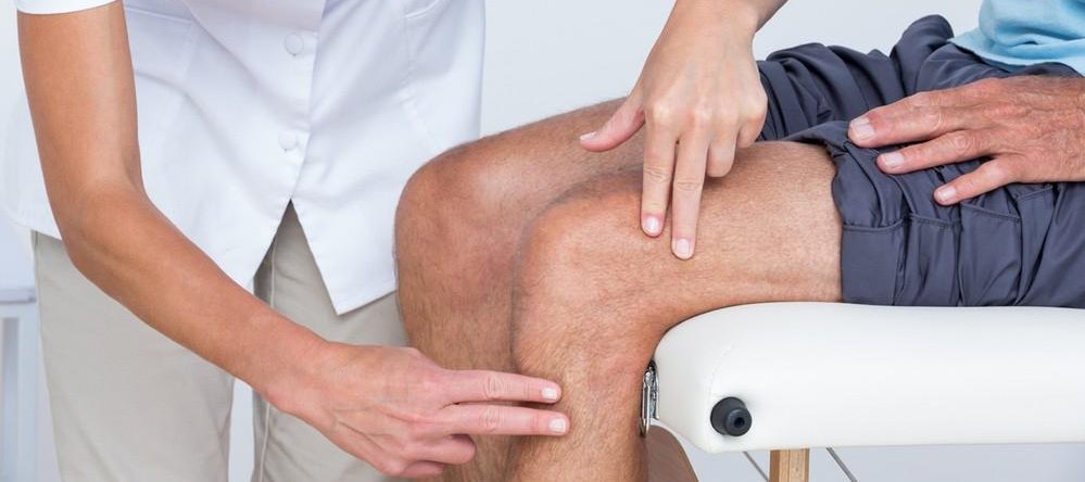 Возможные причины боли в колене при ходьбе и описание их лечения