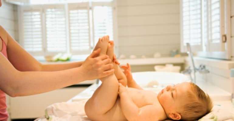 Как вылечить дисплазию тазобедренных суставов у младенца при помощи массажа?
