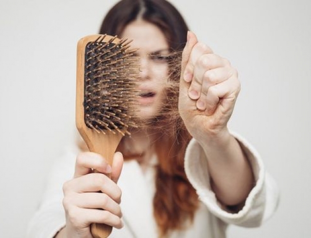 Как народными средствами укрепить волосы от выпадения
