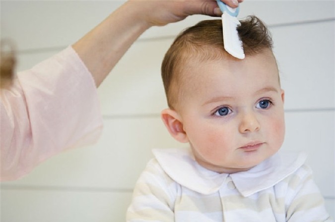 Как правильно расчесывать волосы новорожденному