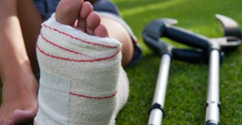 Полезные советы о том, как научиться ходить на костылях при переломе ноги
