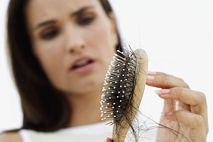 По каким причинам у женщин выпадают волосы
