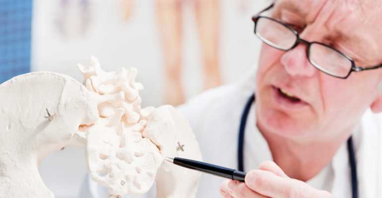 К каким врачам обратиться для лечения остеопороза